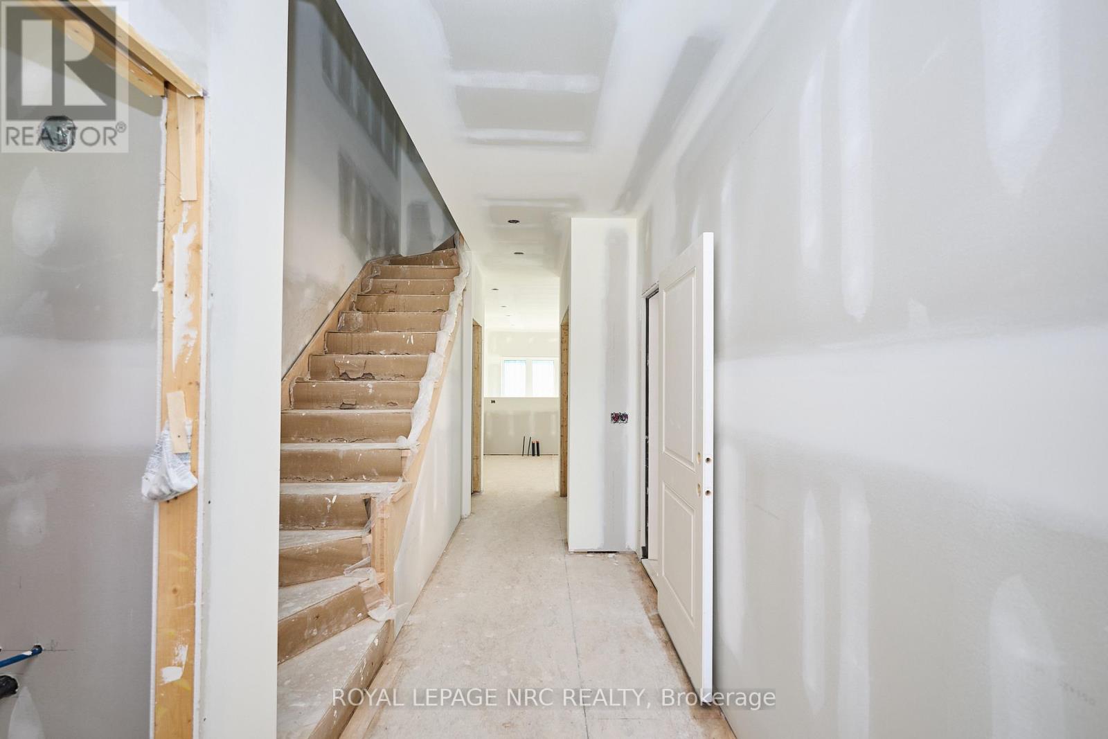 6672 Hawkins Street, Niagara Falls, Ontario  L2G 3B7 - Photo 3 - X12430724
