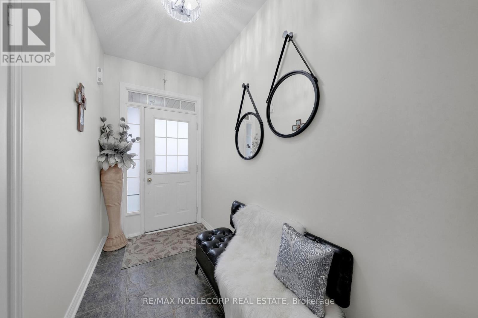 14 Willard Hunt Court, King, Ontario  L0G 1T0 - Photo 4 - N12430365