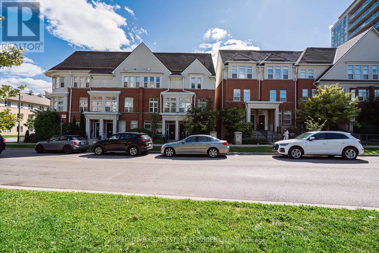 24 Michael Power Place, Toronto, Ontario  M9A 5G9 - Photo 5 - W12372837
