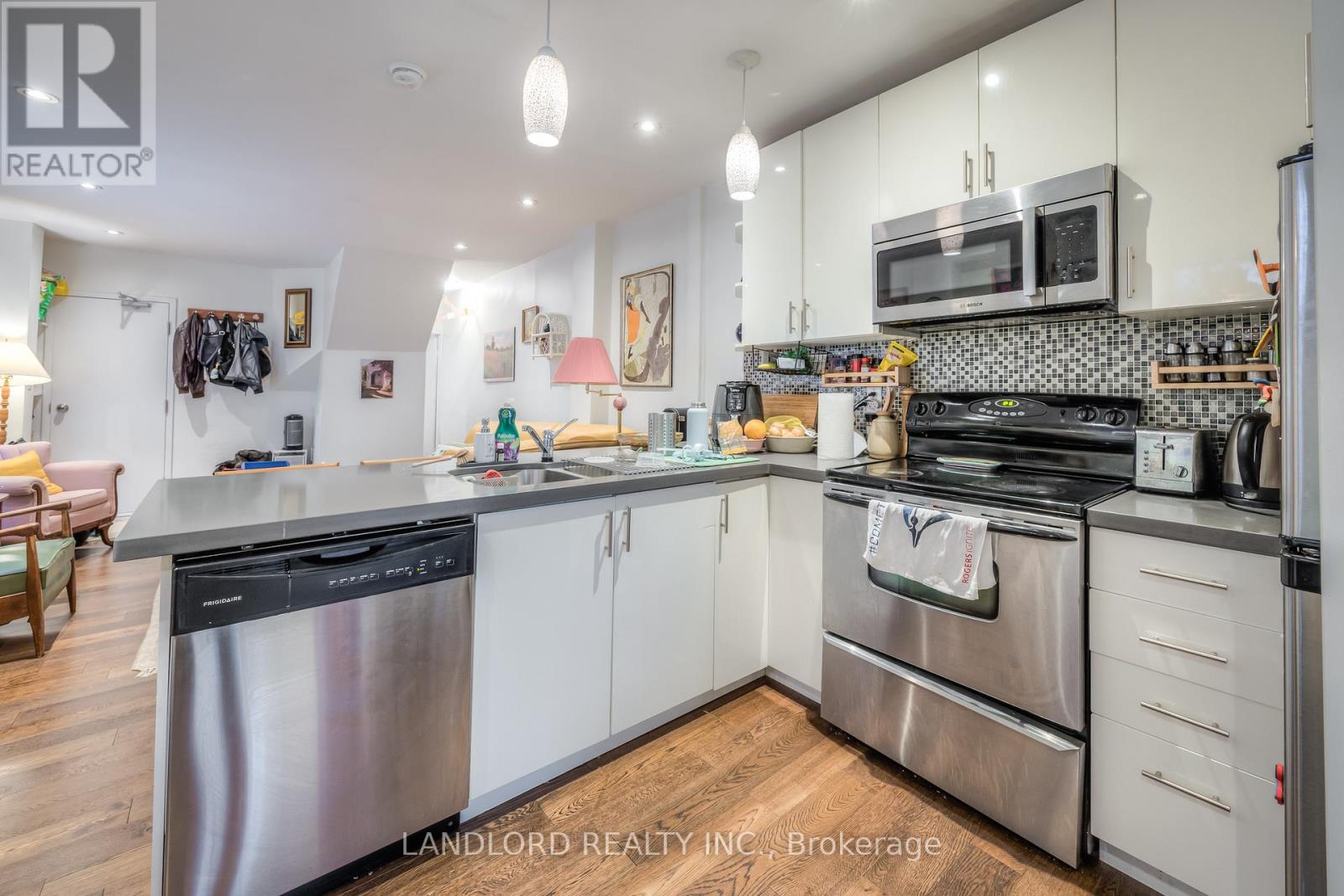 22 Rusholme Park Crescent, Toronto, Ontario  M6J 2C9 - Photo 6 - C12430737