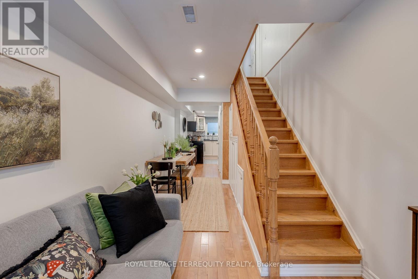 823 Craven Road, Toronto (Greenwood-Coxwell), Ontario  M4L 2Z7 - Photo 4 - E12430742