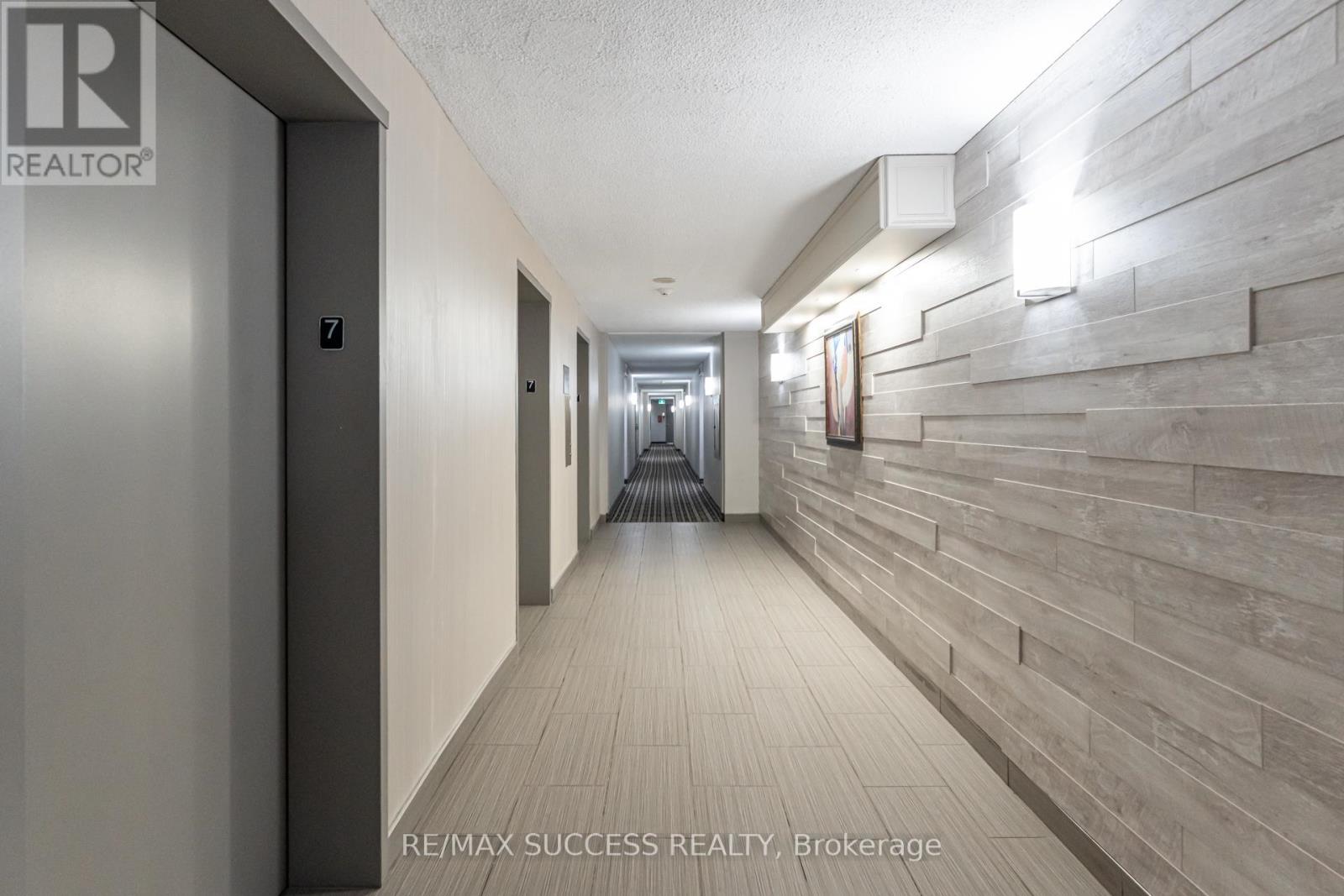 713 - 145 Hillcrest Avenue, Mississauga, Ontario  L5B 3Z1 - Photo 2 - W12430786