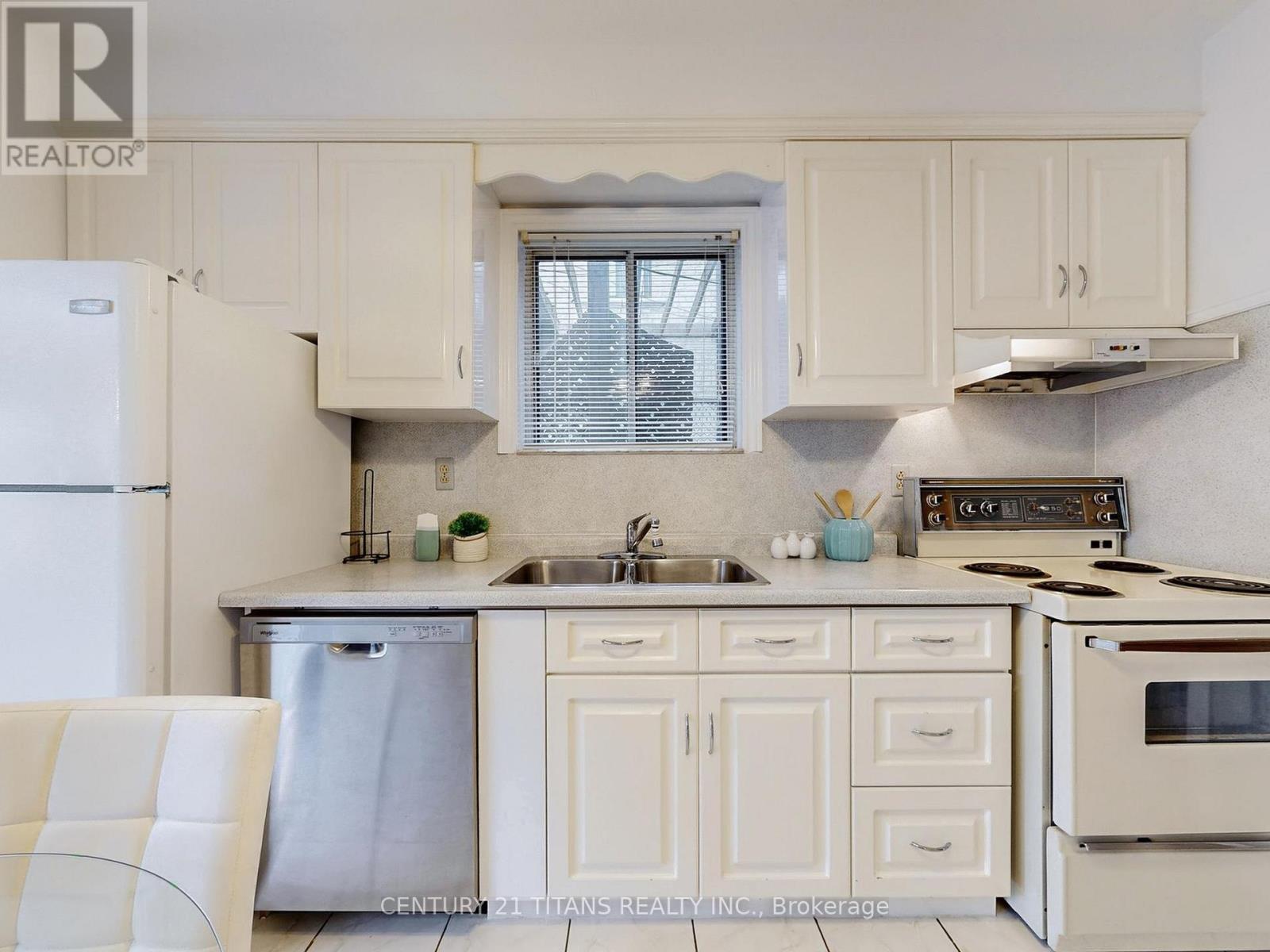 67 Holland Park Avenue, Toronto, Ontario  M6C 1M2 - Photo 12 - C12430376