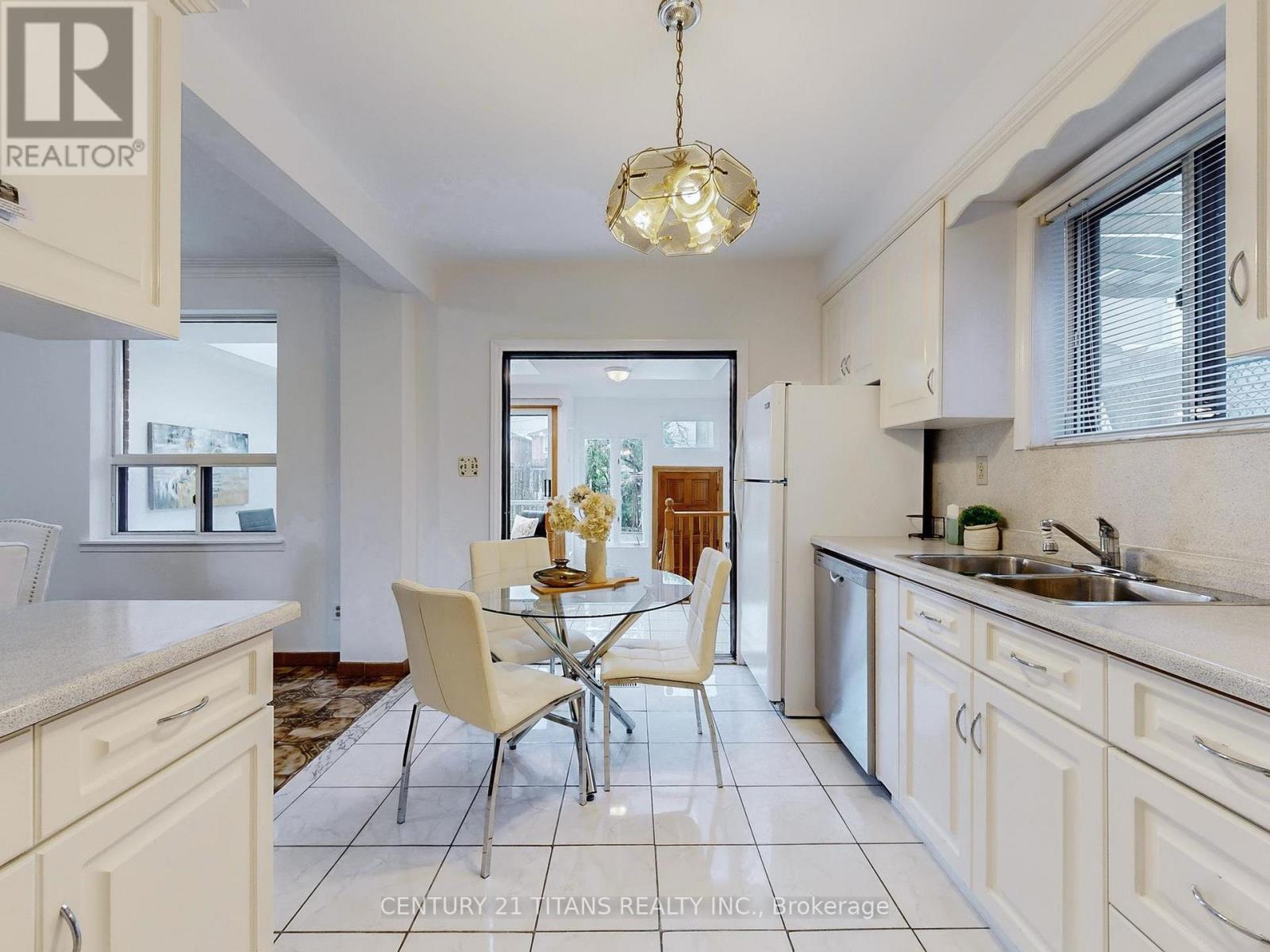 67 Holland Park Avenue, Toronto, Ontario  M6C 1M2 - Photo 11 - C12430376