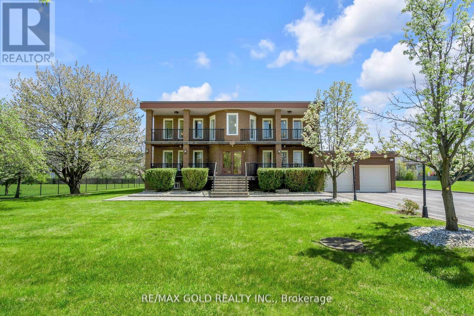 22 Tortoise Court, Brampton, Ontario  L6P 0A1 - Photo 2 - W12430824