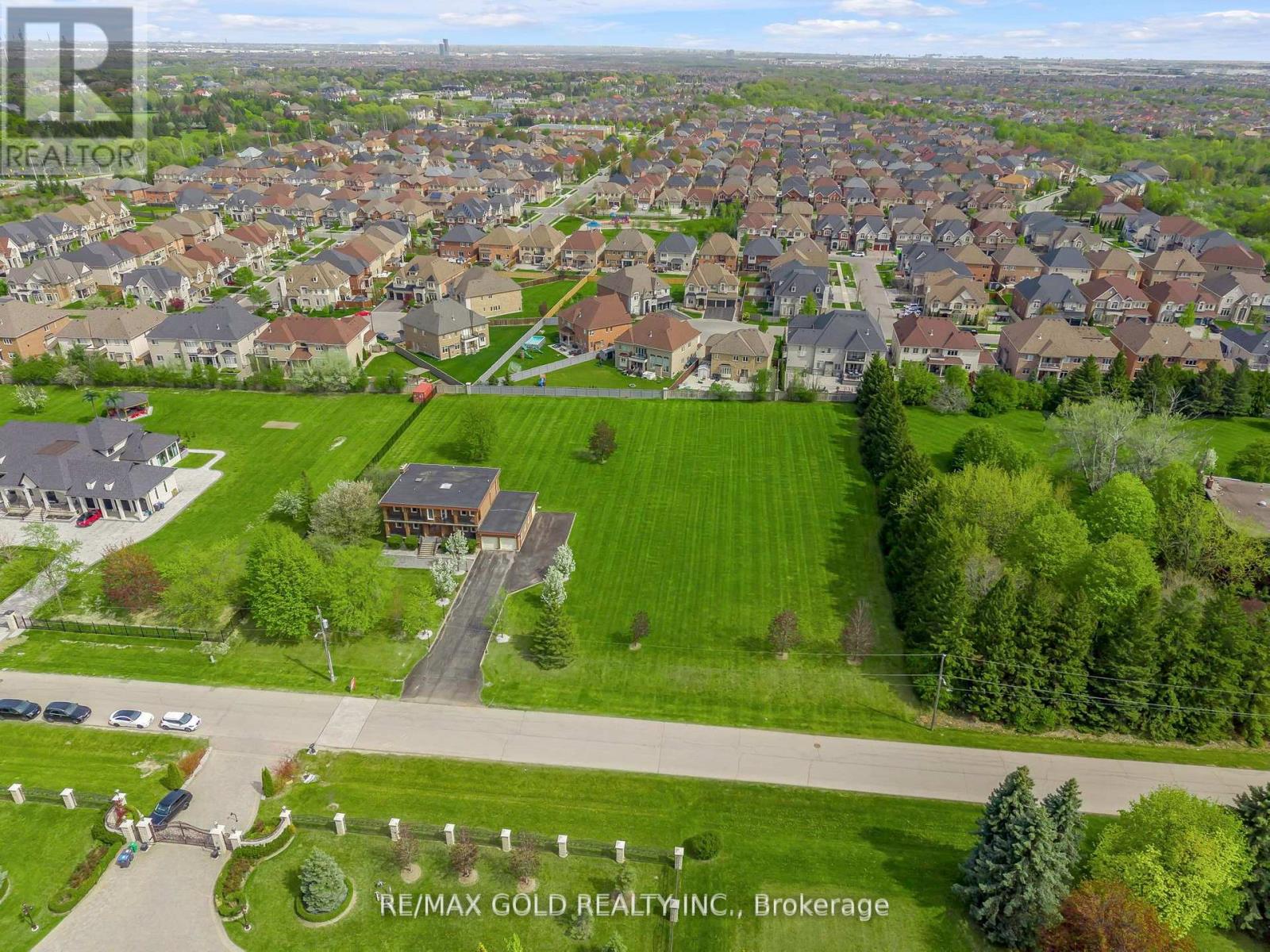 22 Tortoise Court, Brampton, Ontario  L6P 0A1 - Photo 4 - W12430824