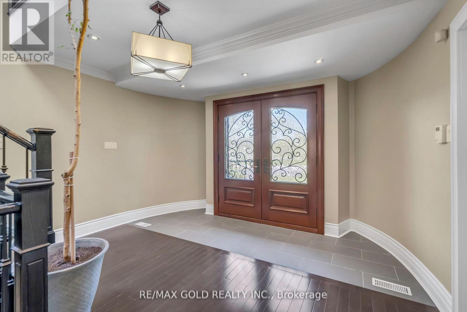 22 Tortoise Court, Brampton, Ontario  L6P 0A1 - Photo 6 - W12430824