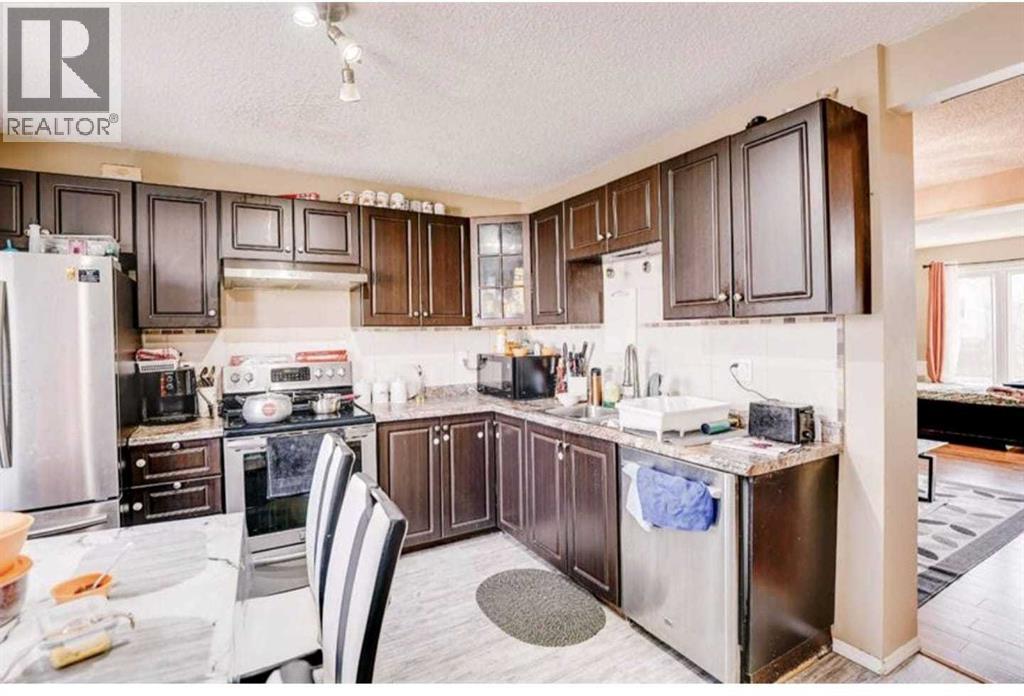 95 Castlegreen Close, Calgary, Alberta  T3J 1Y6 - Photo 4 - A2260442