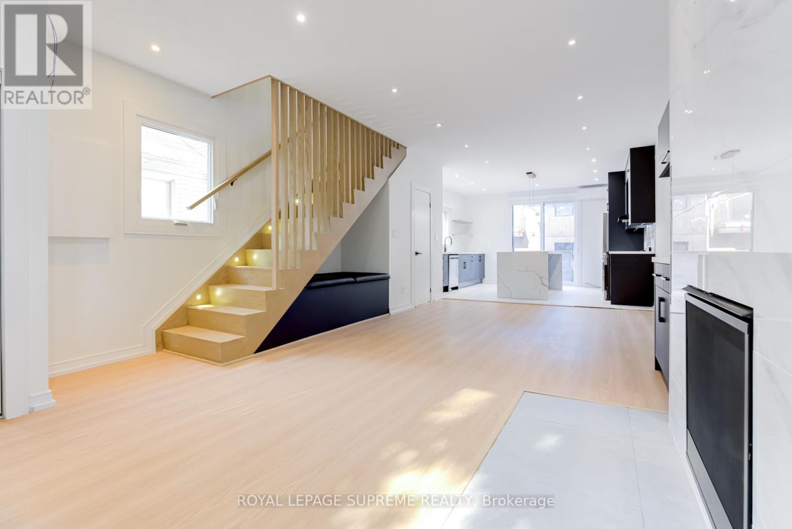 11a Condor Avenue, Toronto, Ontario  M4J 3M5 - Photo 4 - E12430840