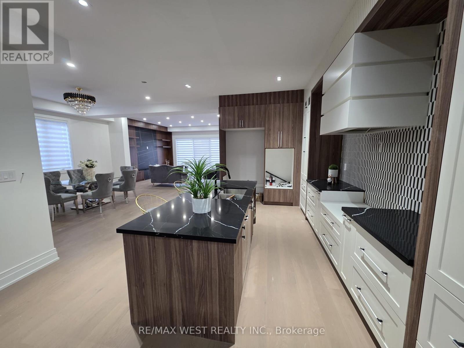 103 Gurnett Street, Aurora (Aurora Village), Ontario  L4G 1P5 - Photo 4 - N12430841