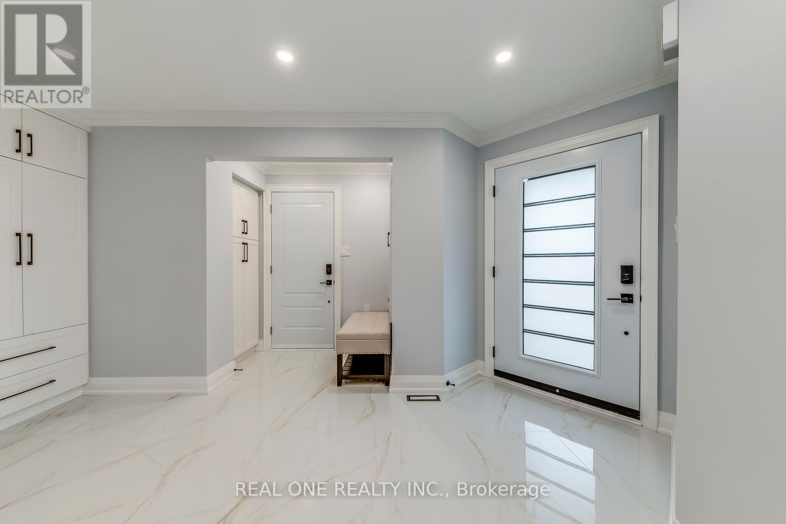 6150 Duford Drive, Mississauga, Ontario  L5V 1A6 - Photo 3 - W12430834