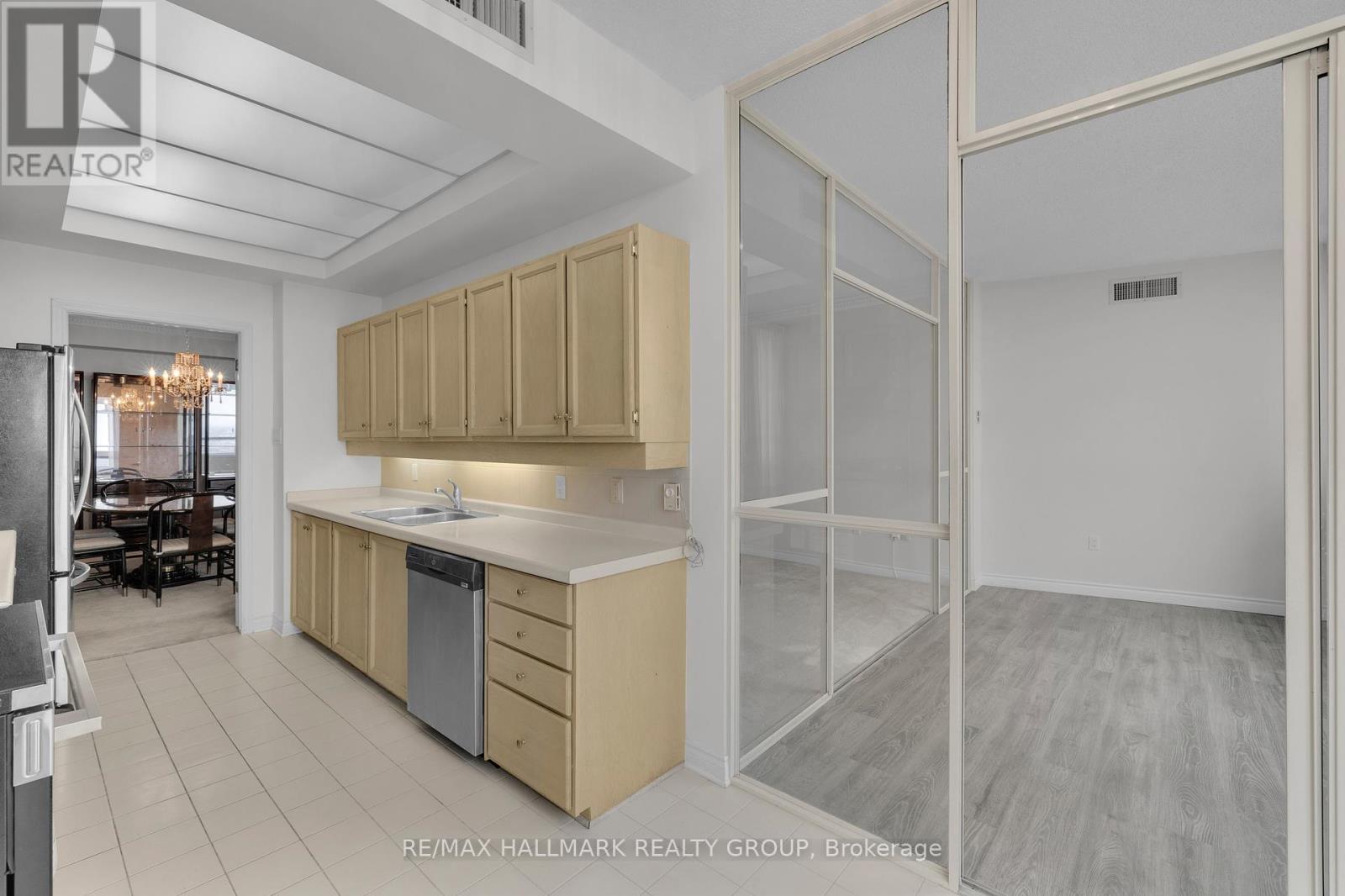 2204 - 1480 Riverside Drive, Ottawa, Ontario  K1G 5H2 - Photo 13 - X12430861