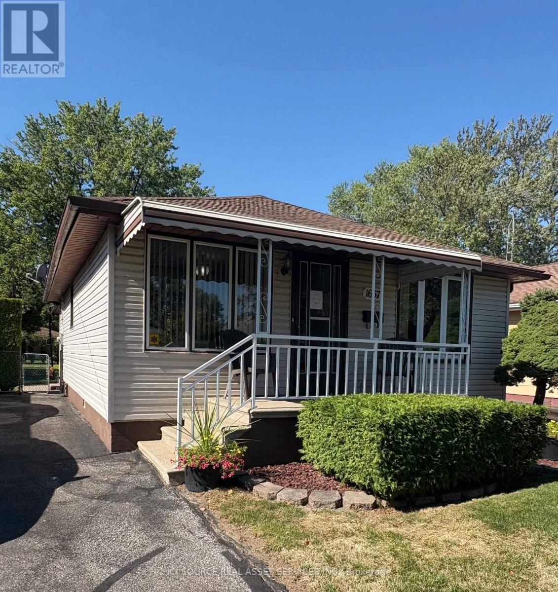 1657 Glendale Avenue, Windsor, Ontario  N8T 2N1 - Photo 2 - X12425438