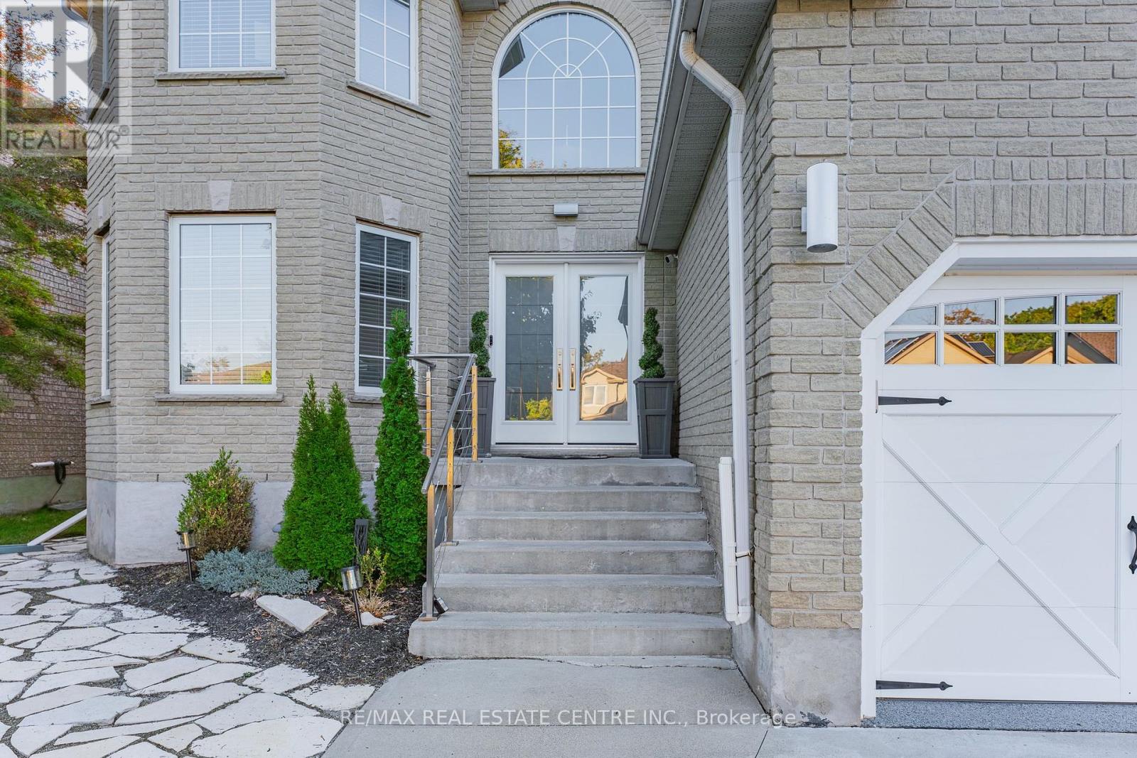 715 Burnett Avenue, Cambridge, Ontario  N1T 1P1 - Photo 4 - X12430859