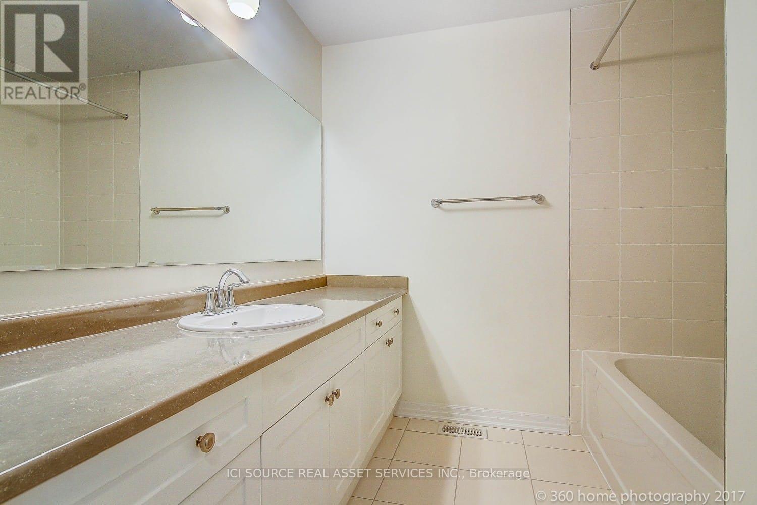 176 Beaveridge Avenue, Oakville, Ontario  L6H 7C3 - Photo 10 - W12430431
