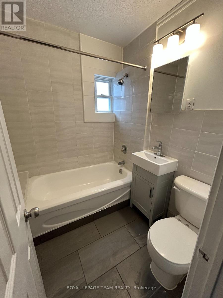 6 - 883 Somerset Street W, Ottawa, Ontario  K1R 6R6 - Photo 2 - X12430881