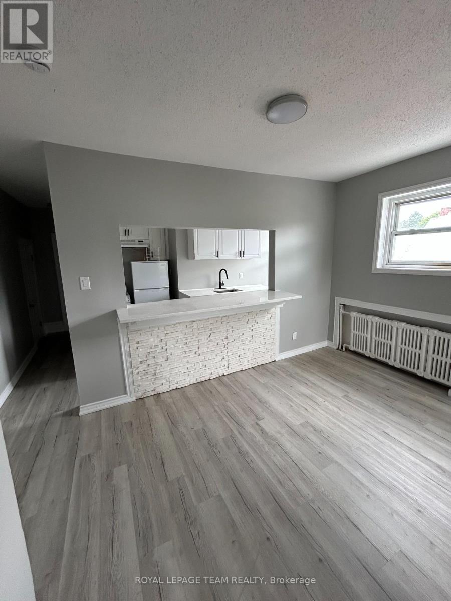 6 - 883 Somerset Street W, Ottawa, Ontario  K1R 6R6 - Photo 4 - X12430881