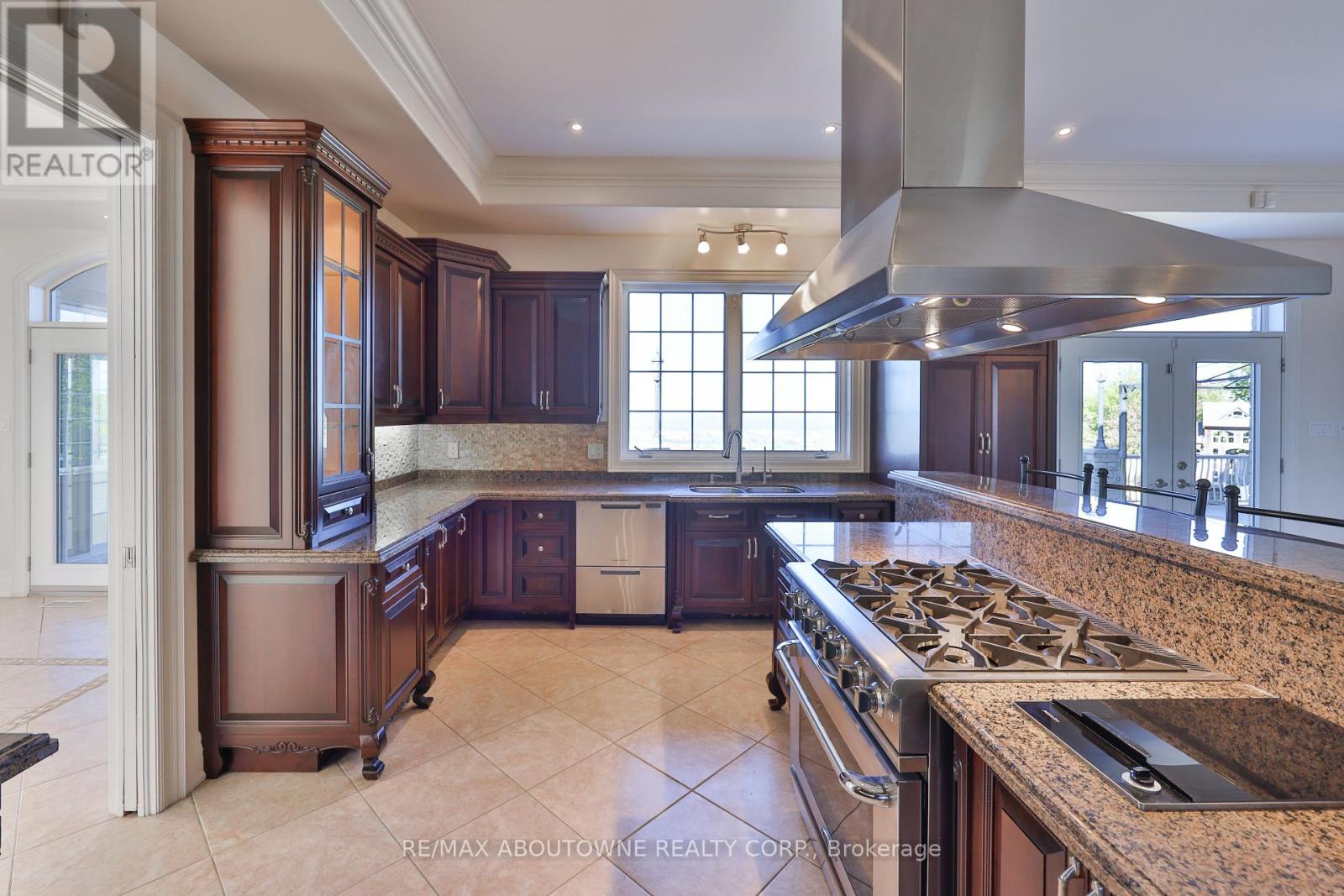803 Ridge Road, Hamilton, Ontario  L8J 2Y3 - Photo 11 - X12430872