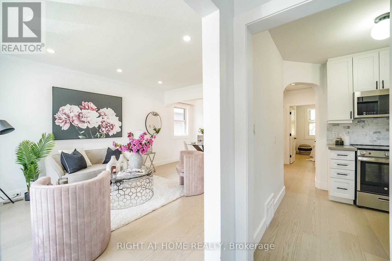 1360 Woodbine Avenue, Toronto, Ontario  M4C 4G5 - Photo 4 - E12430884