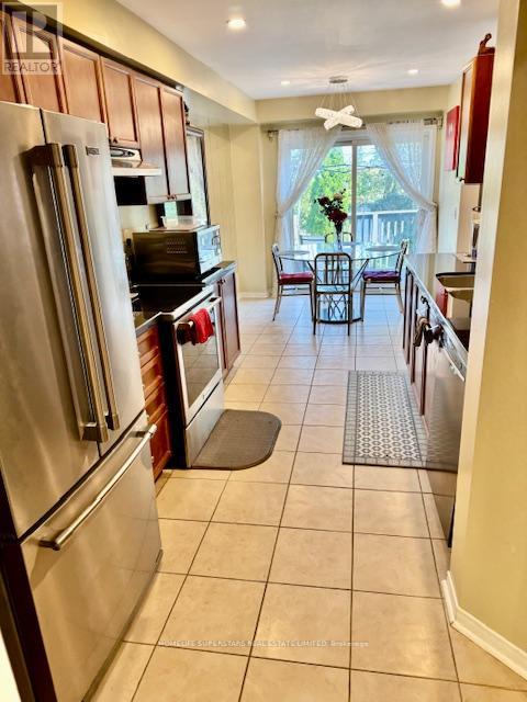 3374 Angel Pass Drive, Mississauga, Ontario  L5M 7K5 - Photo 5 - W12430174