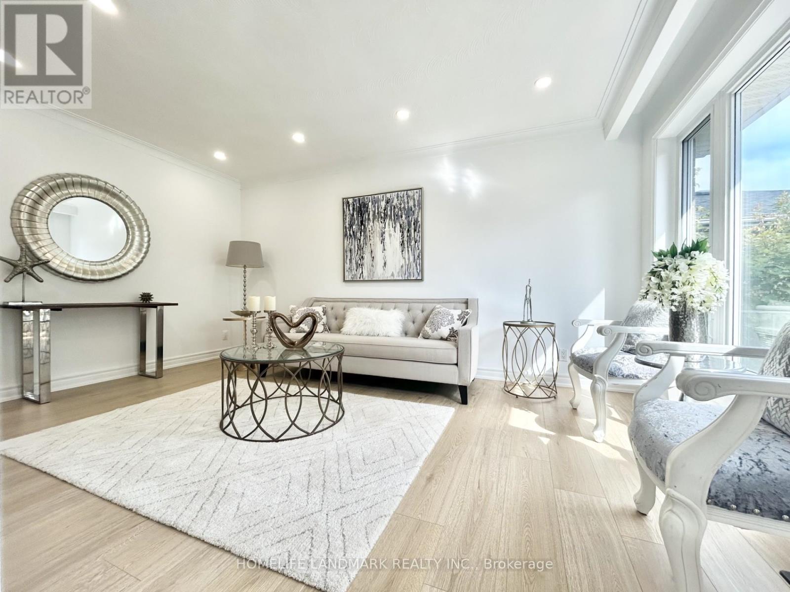 323 Elmwood Avenue, Richmond Hill, Ontario  L4C 1L7 - Photo 2 - N12427710
