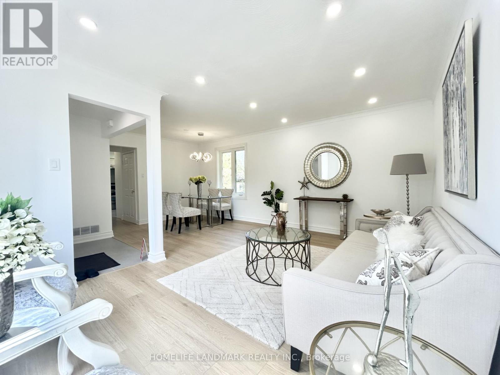 323 Elmwood Avenue, Richmond Hill, Ontario  L4C 1L7 - Photo 5 - N12427710