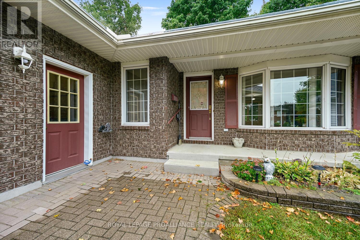 1003 Montrose Street, Brockville, Ontario  K6V 7E9 - Photo 3 - X12430922