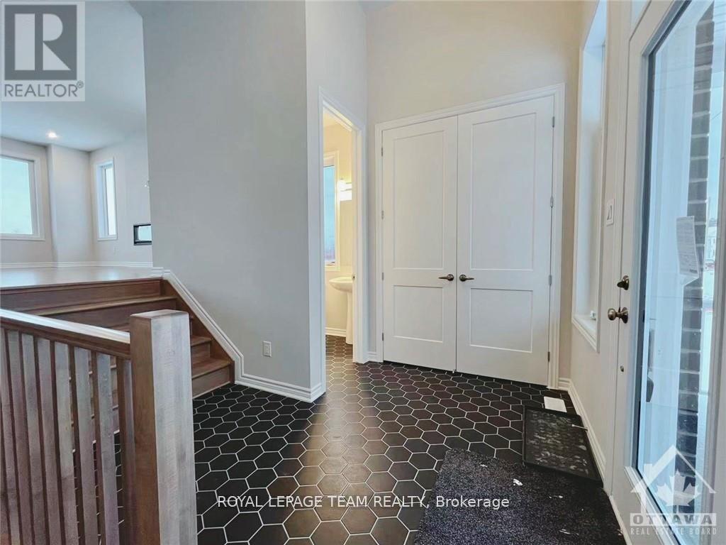 722 Vennecy Terrace, Ottawa, Ontario  K1W 0N3 - Photo 2 - X12430926