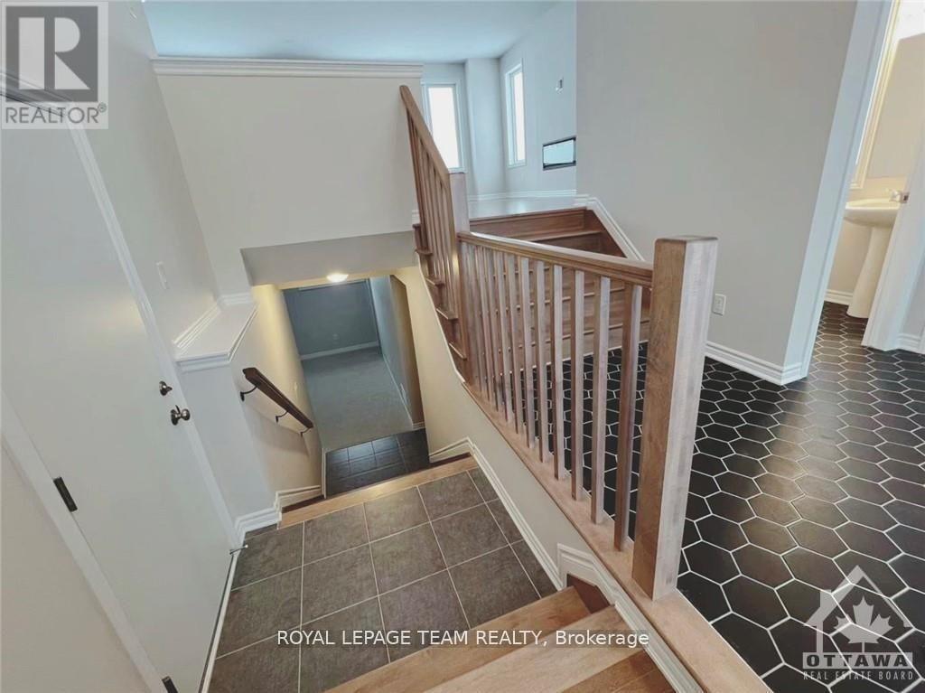 722 Vennecy Terrace, Ottawa, Ontario  K1W 0N3 - Photo 3 - X12430926