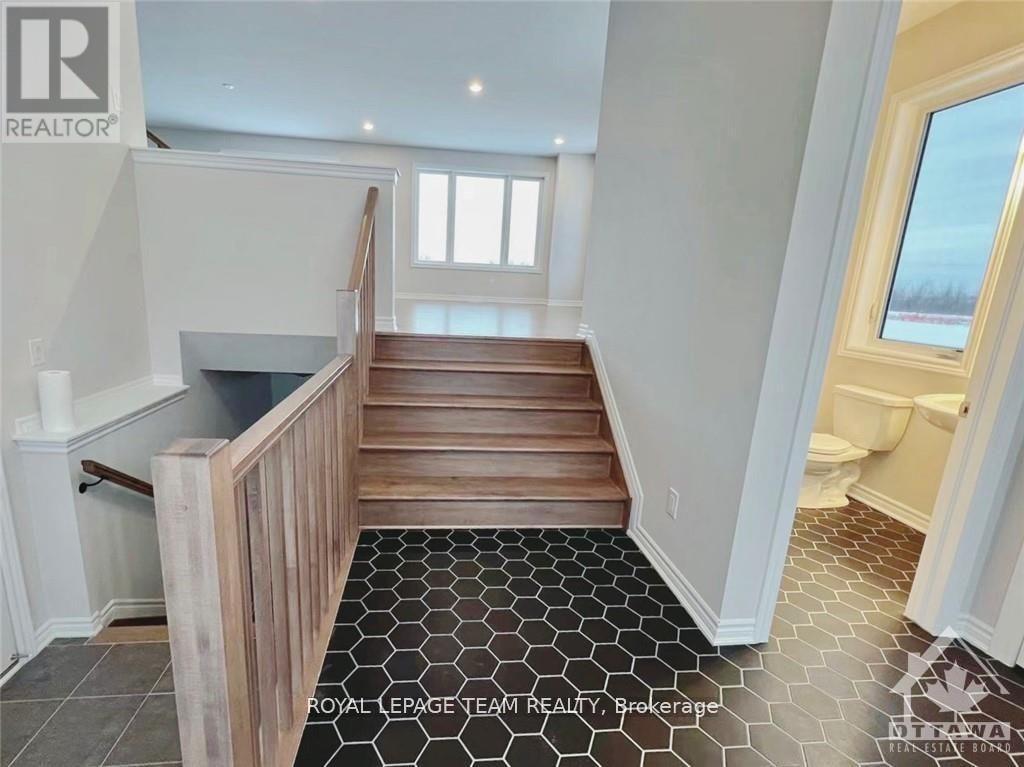 722 Vennecy Terrace, Ottawa, Ontario  K1W 0N3 - Photo 4 - X12430926