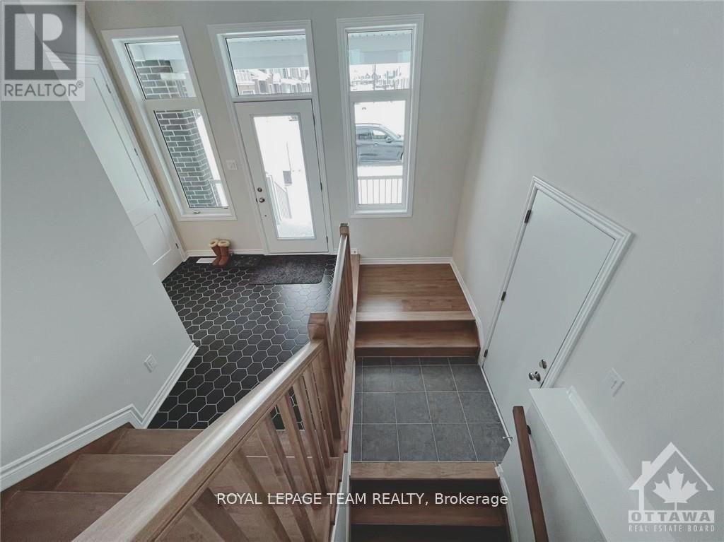 722 Vennecy Terrace, Ottawa, Ontario  K1W 0N3 - Photo 5 - X12430926