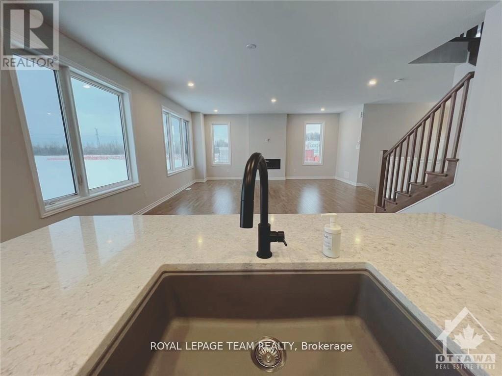 722 Vennecy Terrace, Ottawa, Ontario  K1W 0N3 - Photo 8 - X12430926