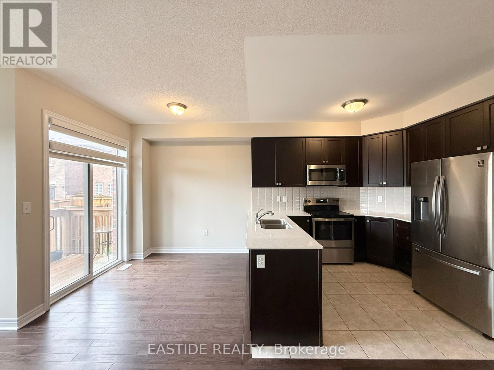 116 Finegan Circle, Brampton, Ontario  L7A 0B7 - Photo 10 - W12430927