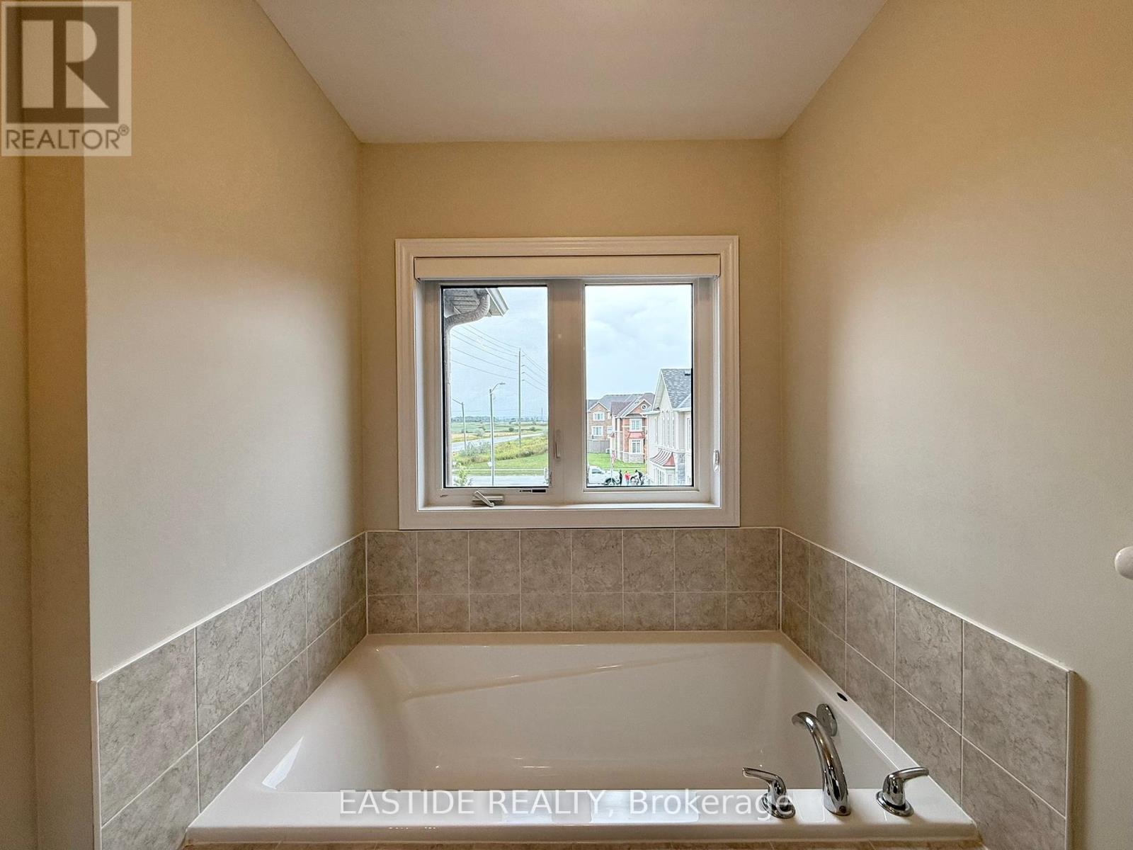 116 Finegan Circle, Brampton, Ontario  L7A 0B7 - Photo 16 - W12430927