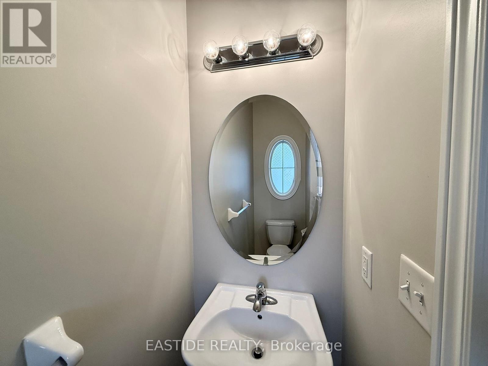 116 Finegan Circle, Brampton, Ontario  L7A 0B7 - Photo 2 - W12430927
