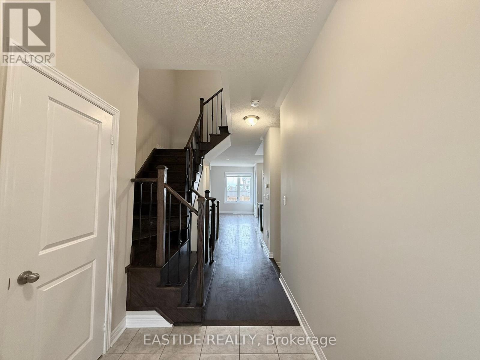 116 Finegan Circle, Brampton, Ontario  L7A 0B7 - Photo 3 - W12430927