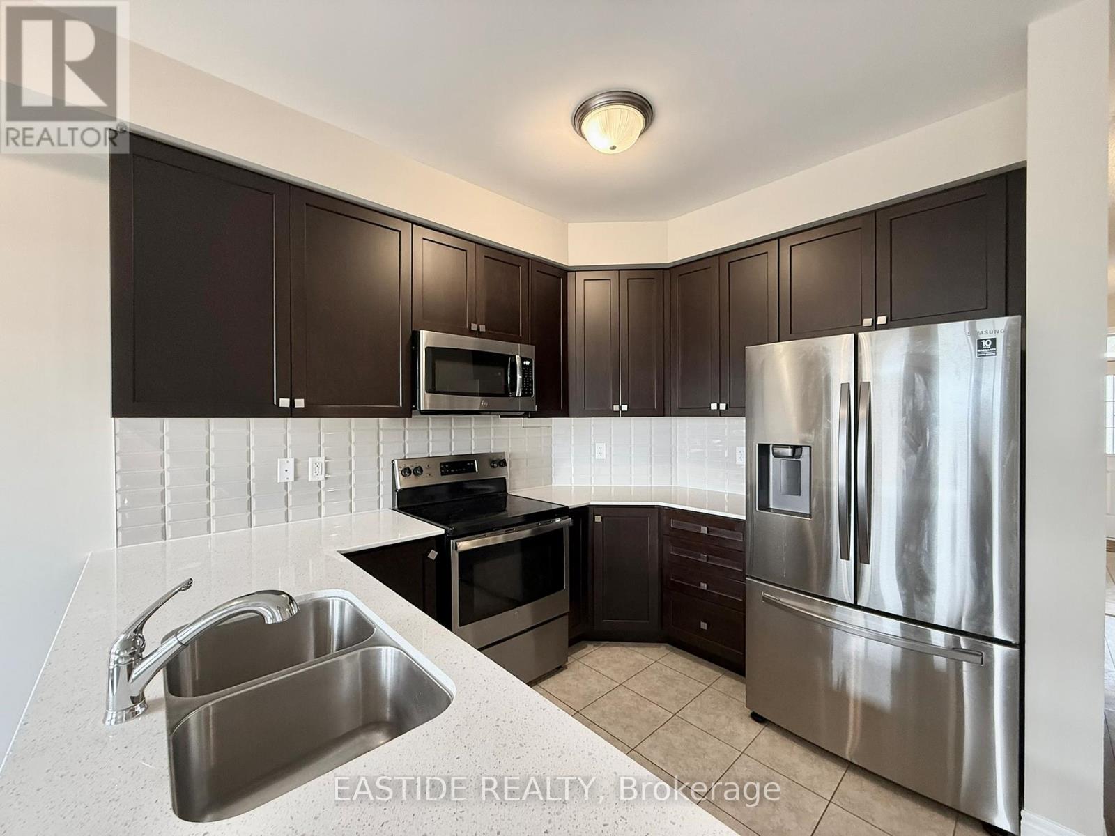116 Finegan Circle, Brampton, Ontario  L7A 0B7 - Photo 5 - W12430927