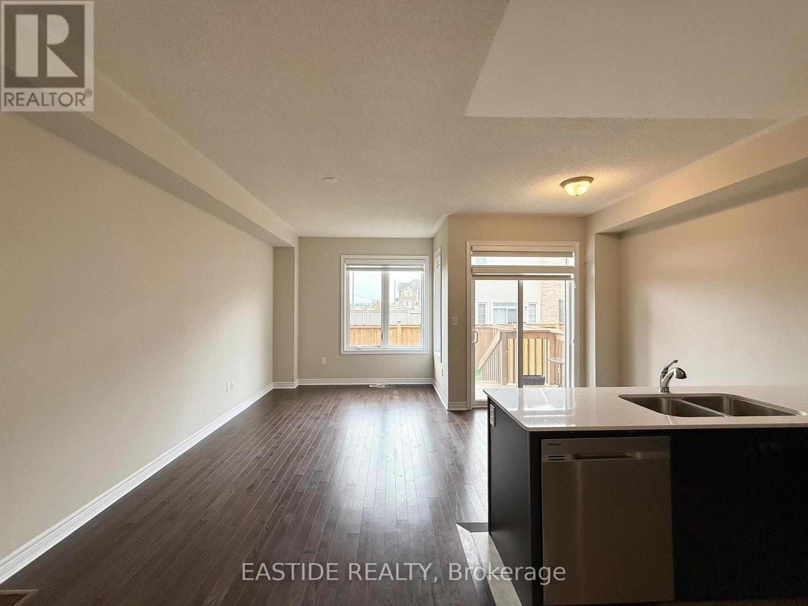 116 Finegan Circle, Brampton, Ontario  L7A 0B7 - Photo 7 - W12430927