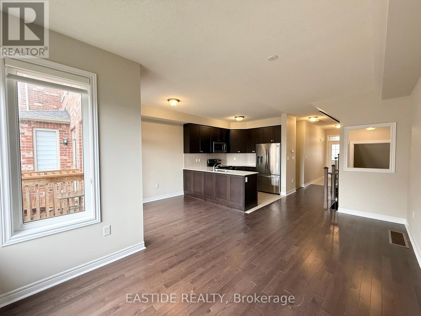 116 Finegan Circle, Brampton, Ontario  L7A 0B7 - Photo 9 - W12430927