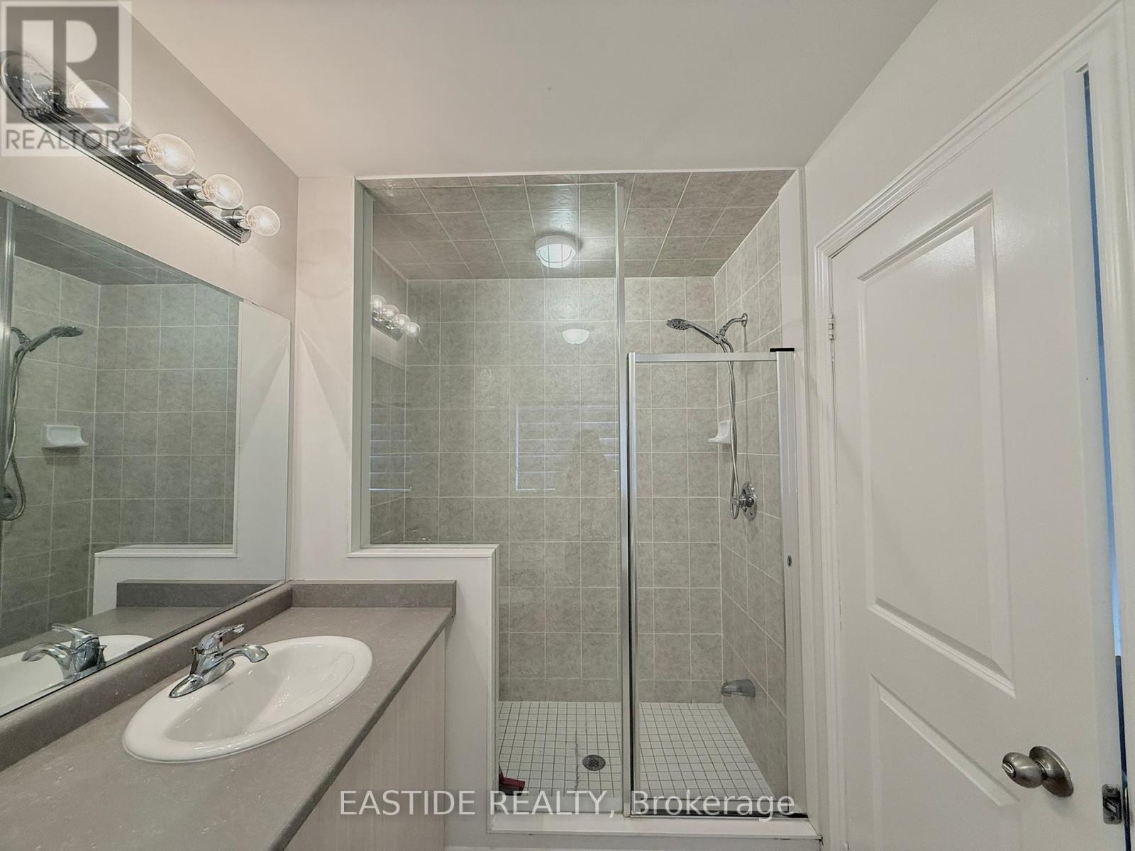 118 Finegan Circle, Brampton, Ontario  L7A 4Z9 - Photo 12 - W12430928