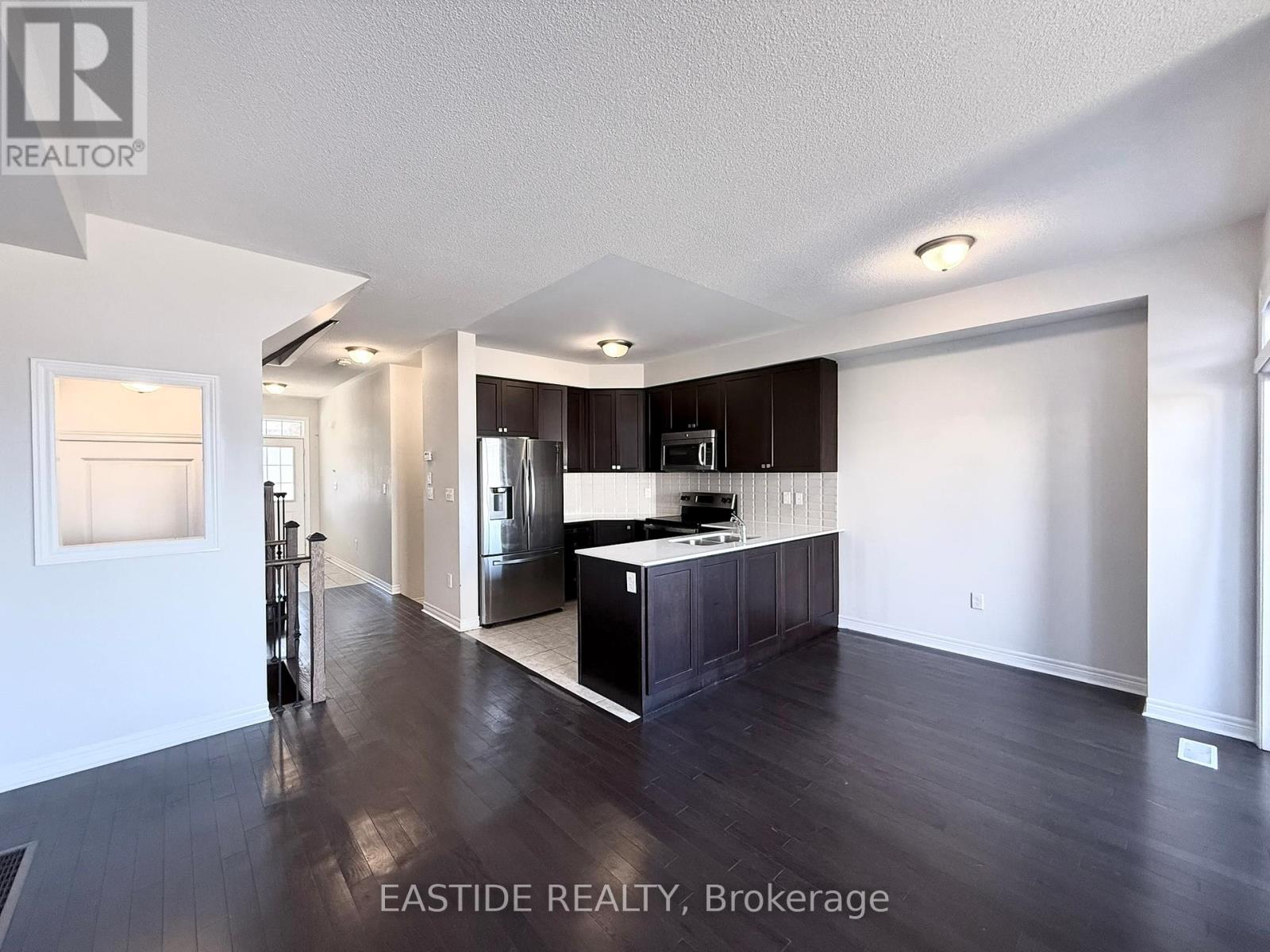 118 Finegan Circle, Brampton, Ontario  L7A 4Z9 - Photo 2 - W12430928
