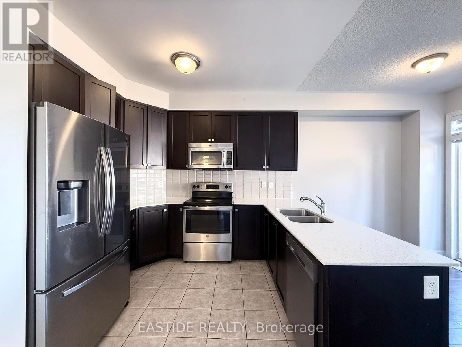 118 Finegan Circle, Brampton, Ontario  L7A 4Z9 - Photo 3 - W12430928