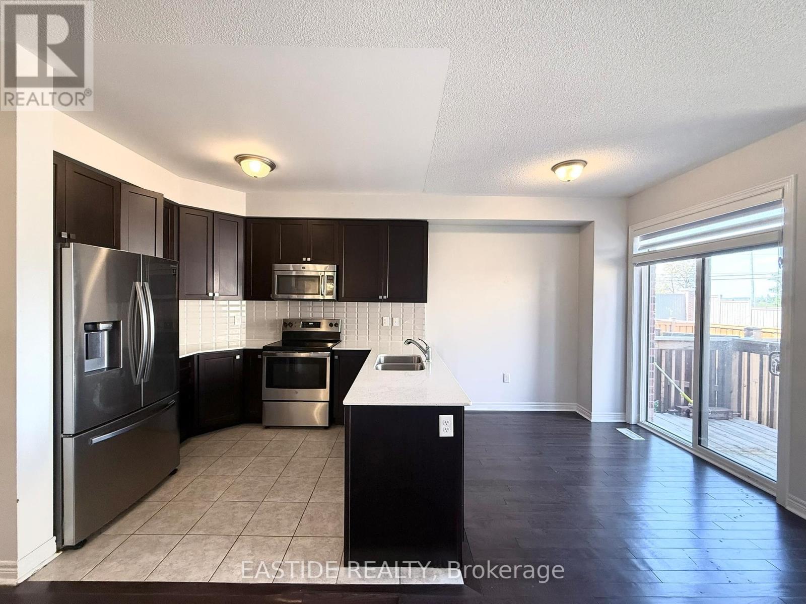 118 Finegan Circle, Brampton, Ontario  L7A 4Z9 - Photo 4 - W12430928