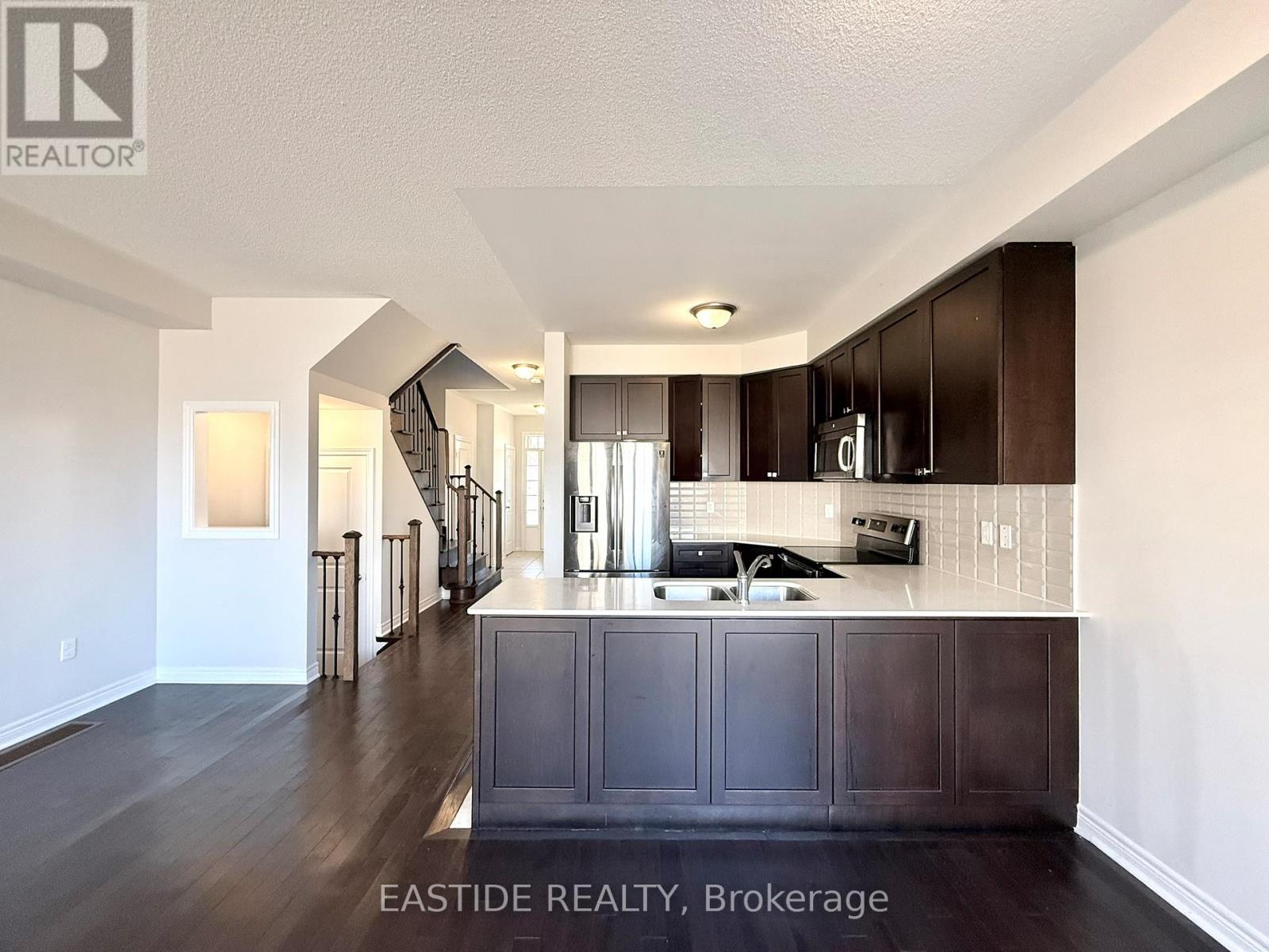 118 Finegan Circle, Brampton, Ontario  L7A 4Z9 - Photo 5 - W12430928