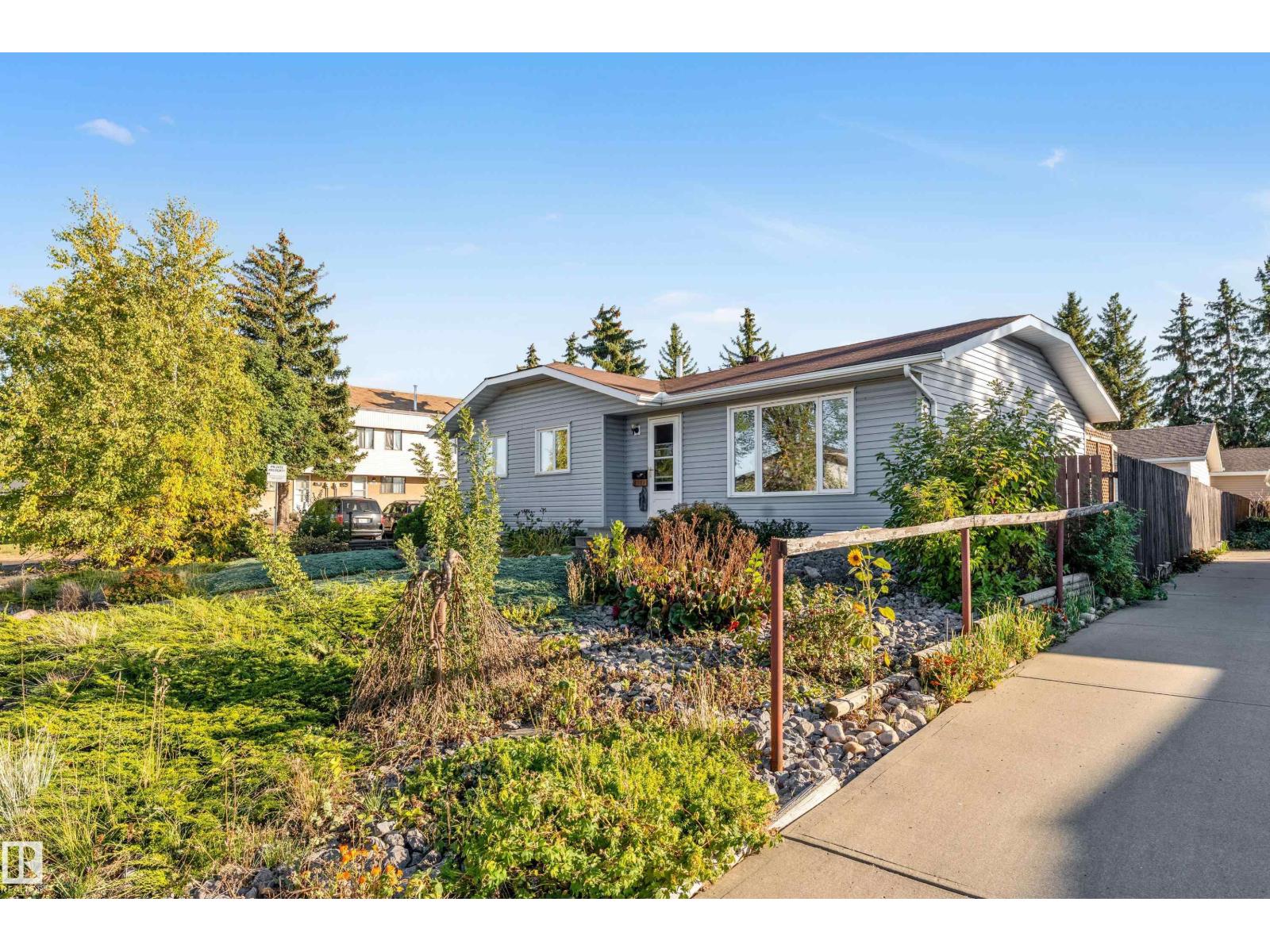 8103 14 AV NW, Edmonton, Alberta