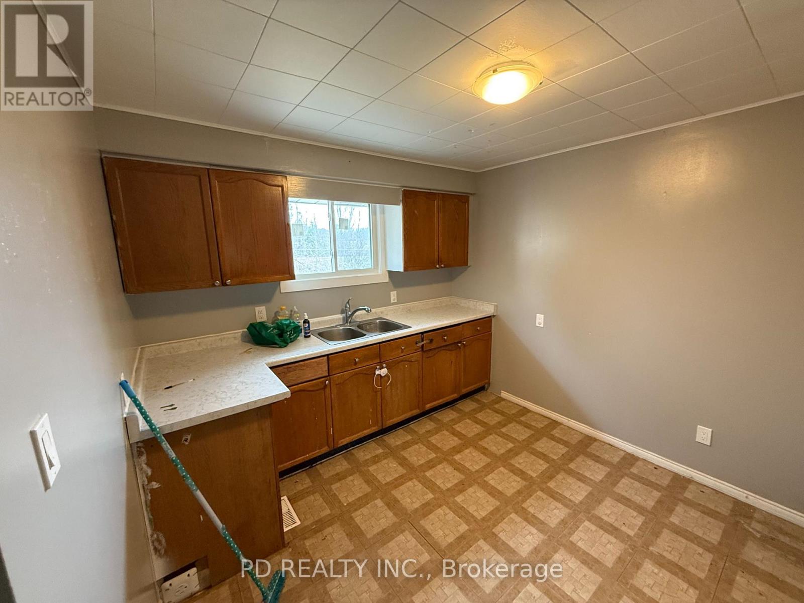 250 Cindy Lane, Essa (Angus), Ontario  L0M 1B0 - Photo 10 - N12422638
