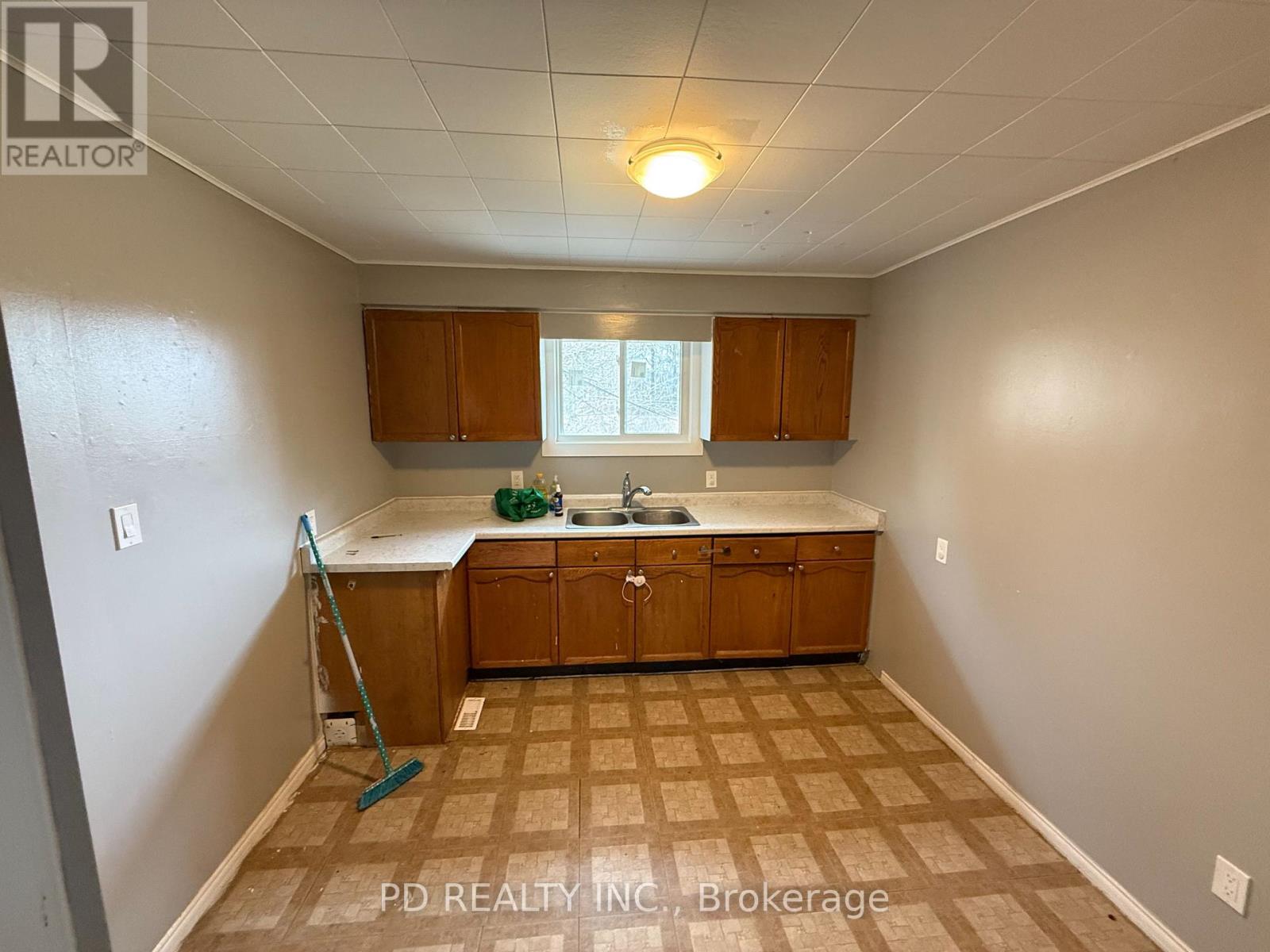 250 Cindy Lane, Essa (Angus), Ontario  L0M 1B0 - Photo 8 - N12422638