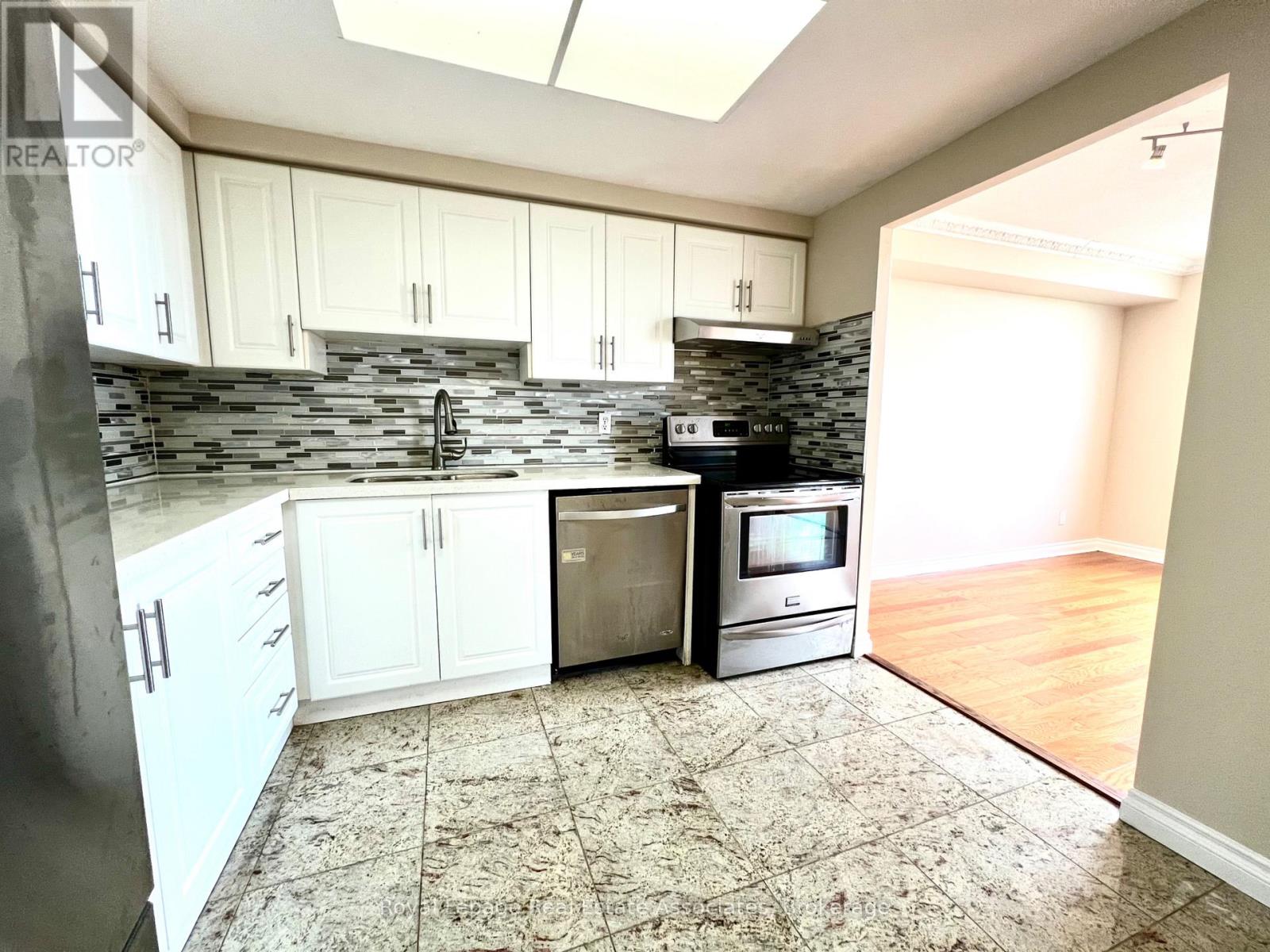 1507 - 135 Hillcrest Avenue, Mississauga, Ontario  L5B 4B1 - Photo 2 - W12430968