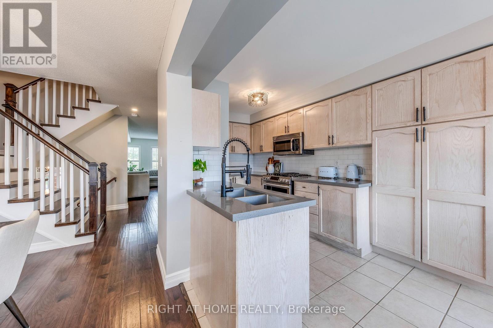 1406 Forest Street, Innisfil, Ontario  L9S 4Y4 - Photo 12 - N12427992