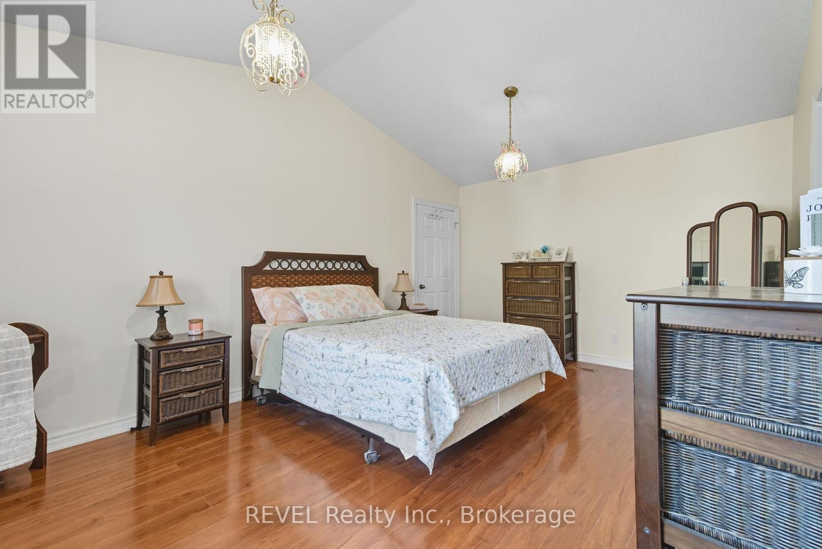 72 & 74 Merritt Street, St. Catharines (Burleigh Hill), Ontario  L2T 1J5 - Photo 11 - X12430989